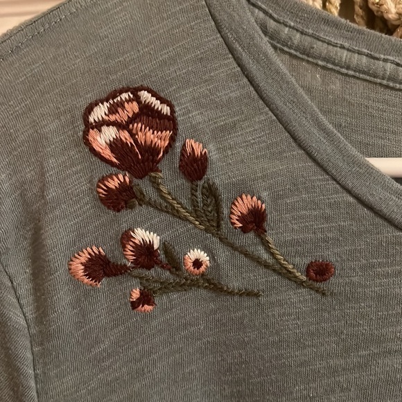 Cute t-shirt with embroidered detail - Picture 3 of 4